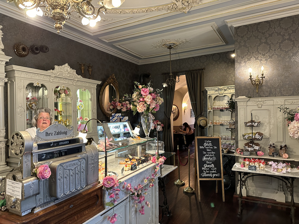 瑞士自由行旅遊攻略-蘇黎世必吃美食餐廳推薦-Cafe&Conditorei 1842 百年歷史咖啡廳