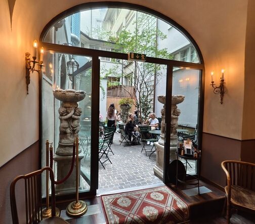 瑞士自由行旅遊攻略-蘇黎世必吃美食餐廳推薦-Cafe&Conditorei 1842 百年歷史咖啡廳img