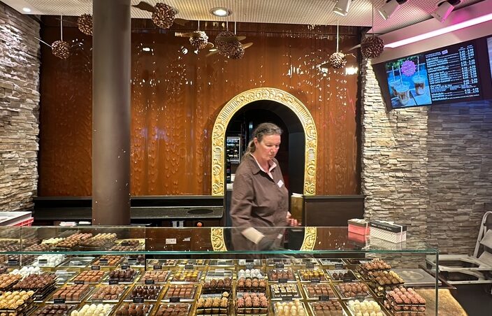 瑞士自由行旅遊攻略-琉森必吃美食伴手禮推薦-Confiserie Bachmann (知名巧克力瀑布) 百年歷史巧克力
