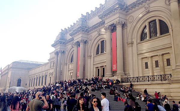 【紐約必做10件事】看劇看秀,看球賽,逛Outlet,吃在地美食,逛博物館,看夜景天際線,看塗鴉…等超詳細攻略秘笈，紐約就是個甚麼都有甚麼都讓你體驗到飽的超狂城市！